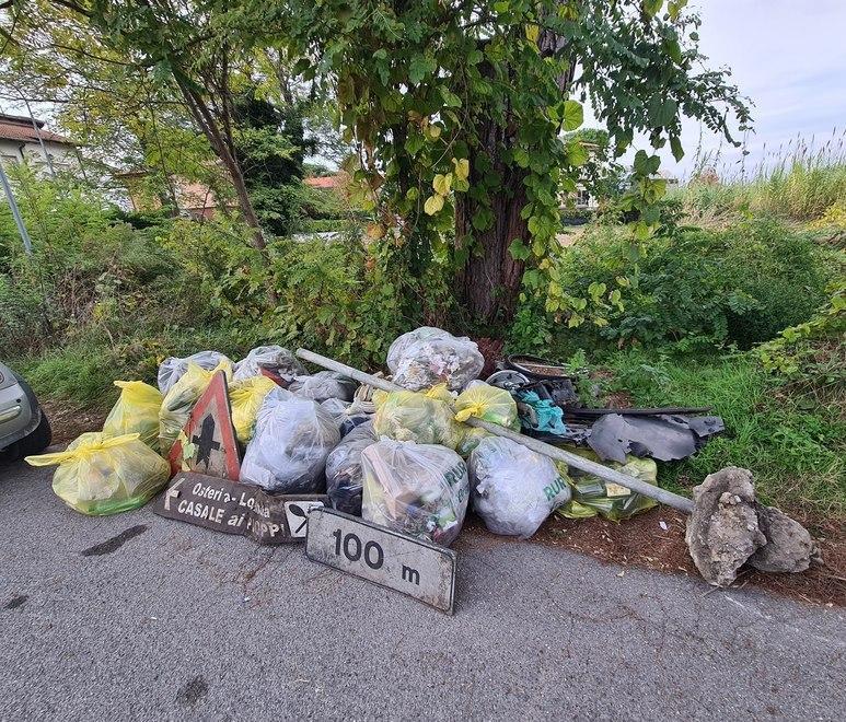 Le braccia di undici persone per pulire gli argini che corrono lungo la via Aurelia 