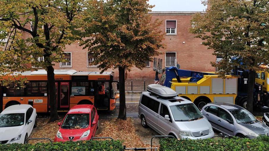 Prima mattina, primo guaio Mezzo in panne sul viale Mameli