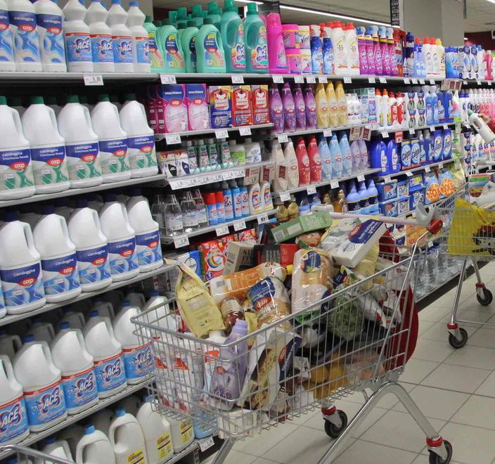 Avvicinato da due donne e derubato mentre fa la spesa 