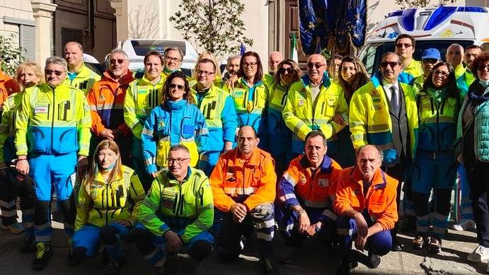 Sirene, sorrisi e applausi in centro a Santa Croce per i due nuovi mezzi