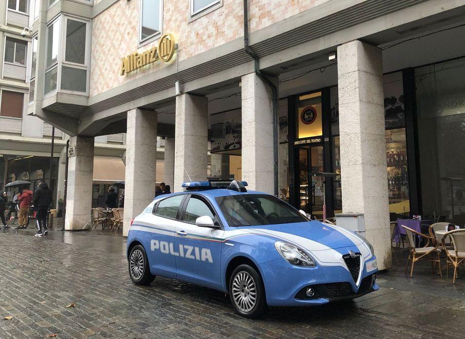 Ubriaco aggredisce i poliziotti, denunciato 
