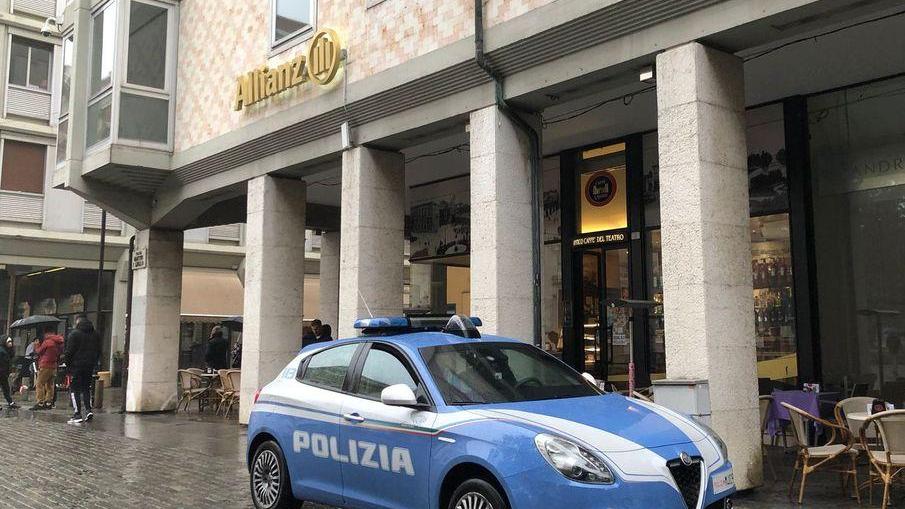 Ubriaco aggredisce i poliziotti, denunciato