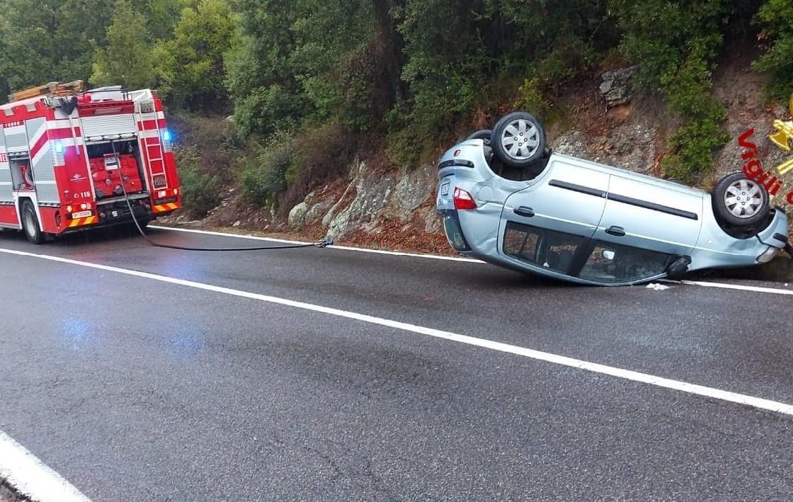 Auto si ribalta per l’asfalto viscido conducente lievemente ferito