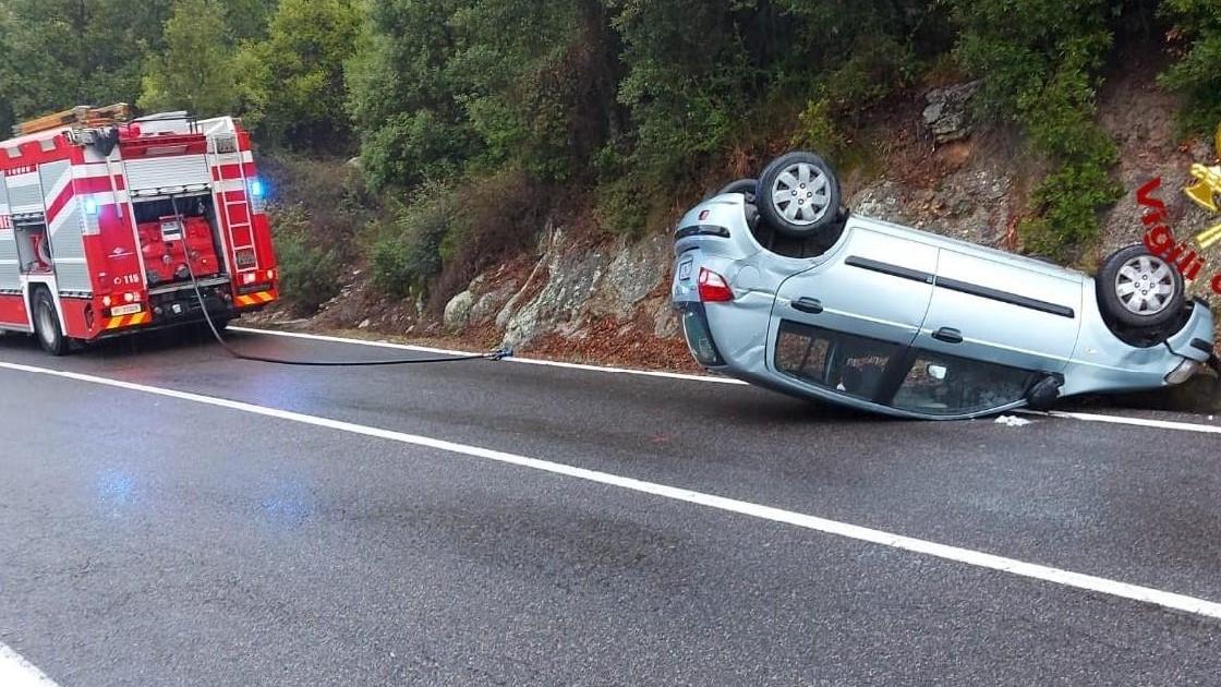 Auto si ribalta per l’asfalto viscido conducente lievemente ferito