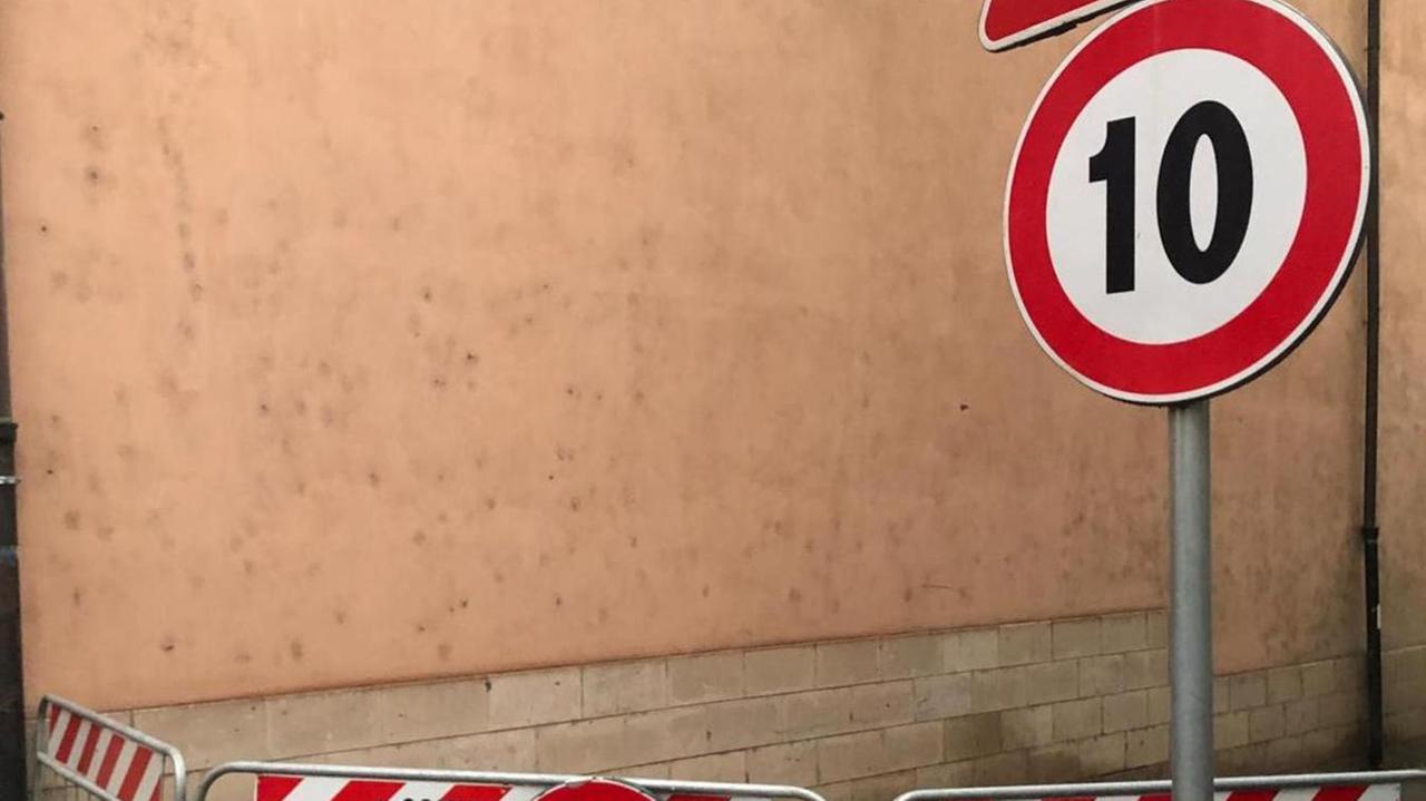 Cedono alcuni lastroni, chiusa al traffico via Umberto I