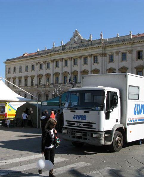 In piazza d’Italia il sangue si dona “Goccia su goccia” 