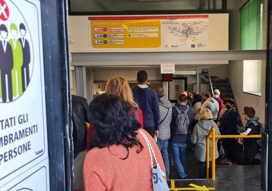 Secondo giorno con i nuovi bus in Toscana, ancora code alle biglietterie 