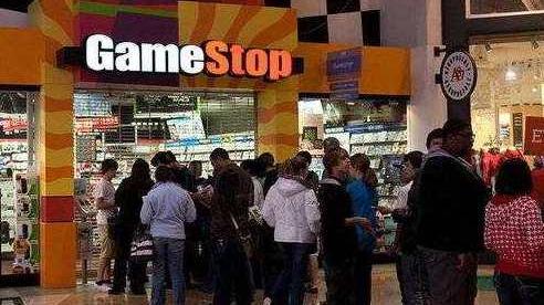 In fila davanti a un negozio GameStop