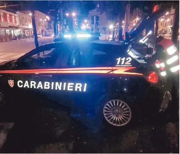 Chiude la moglie in camera e apre il gas: arrestato dopo l'intervento del figlio