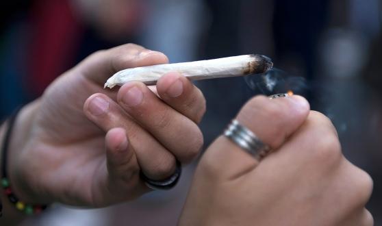 Spaccia a soli 14 anni con la droga nelle mutande, preso e denunciato