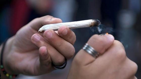 Spaccia a soli 14 anni con la droga nelle mutande, preso e denunciato