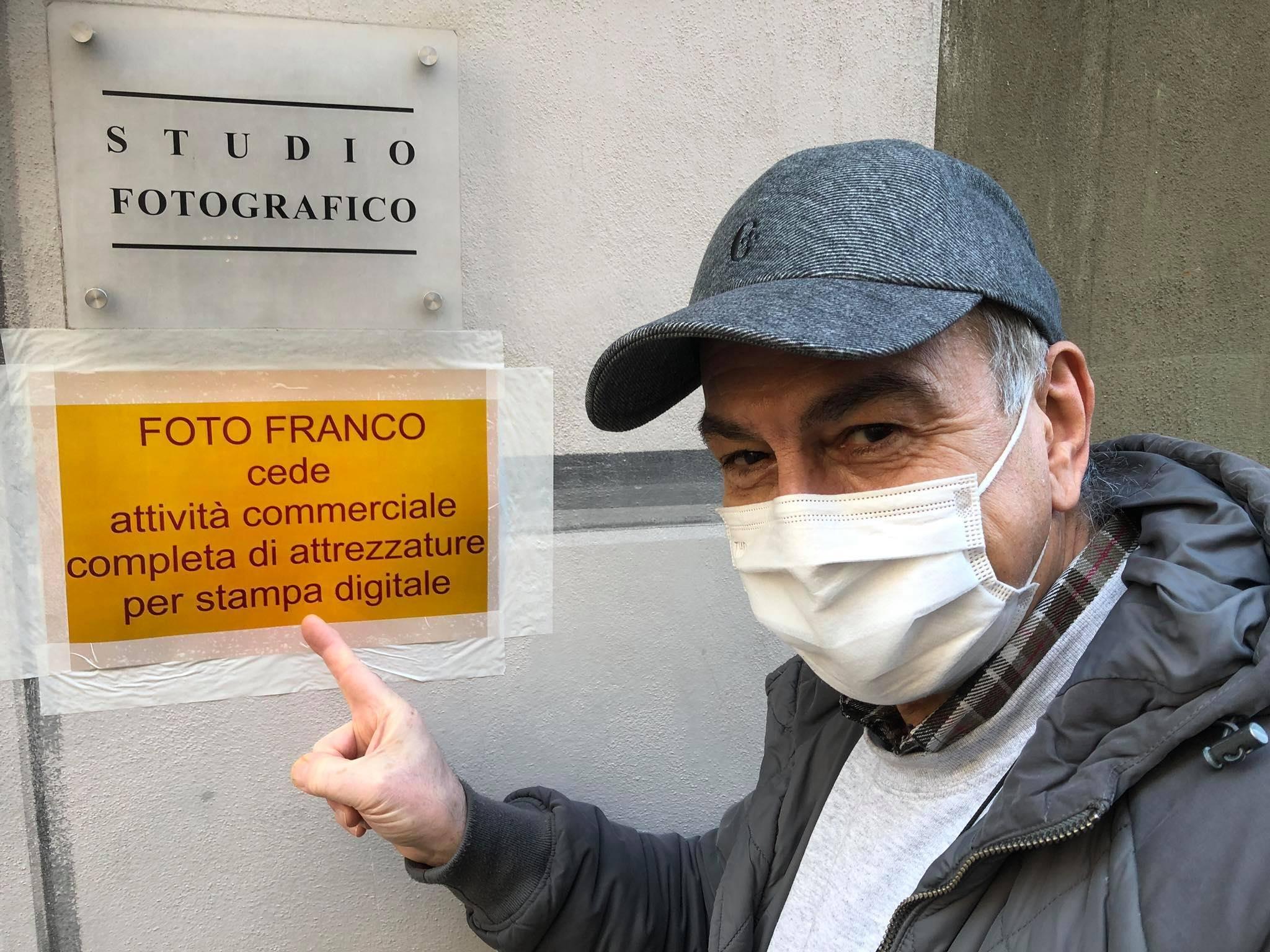 Gino Pizzanelli indica il cartello di cessione dello studio