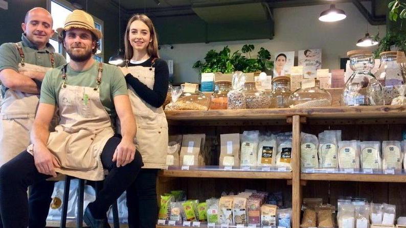 Da sinistra Alessio Marzi, Francesco Alfaroli e Giulia Carrozza all’interno del loro “Nostrale” a Montelupo Fiorentino