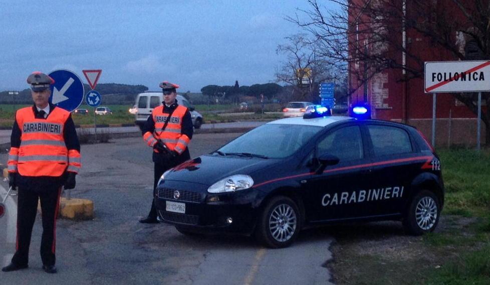 Picchia fidanzata di 19 anni e carabinieri, processato. Ma lei non lo denuncia 