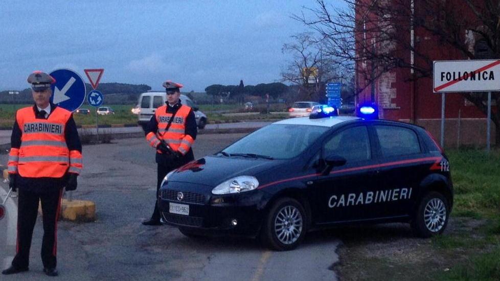 Picchia fidanzata di 19 anni e carabinieri, processato. Ma lei non lo denuncia