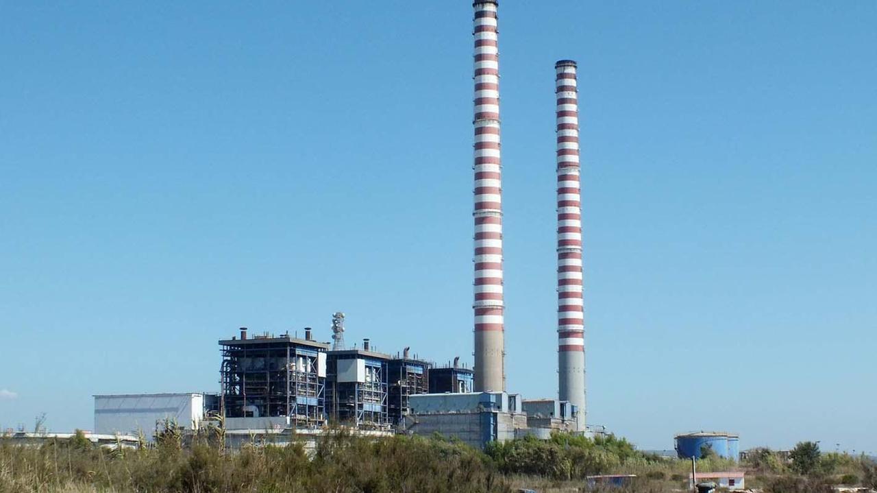 l’ex centrale Enel di Tor del Sale con i due camini alti 195 metri, l’impianto è stato fermato nel 2013