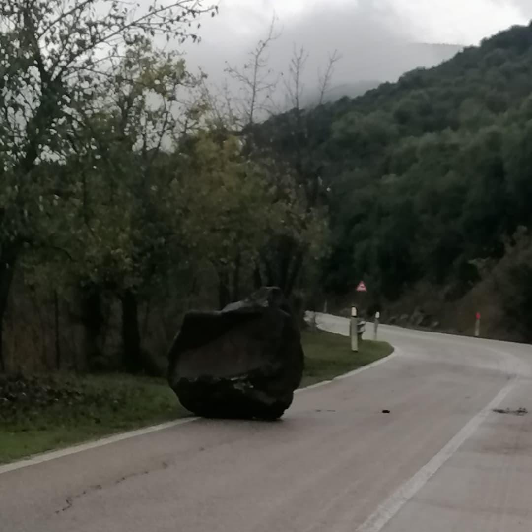 Tragedia sfiorata a Orroli, enorme masso precipita sulla strada