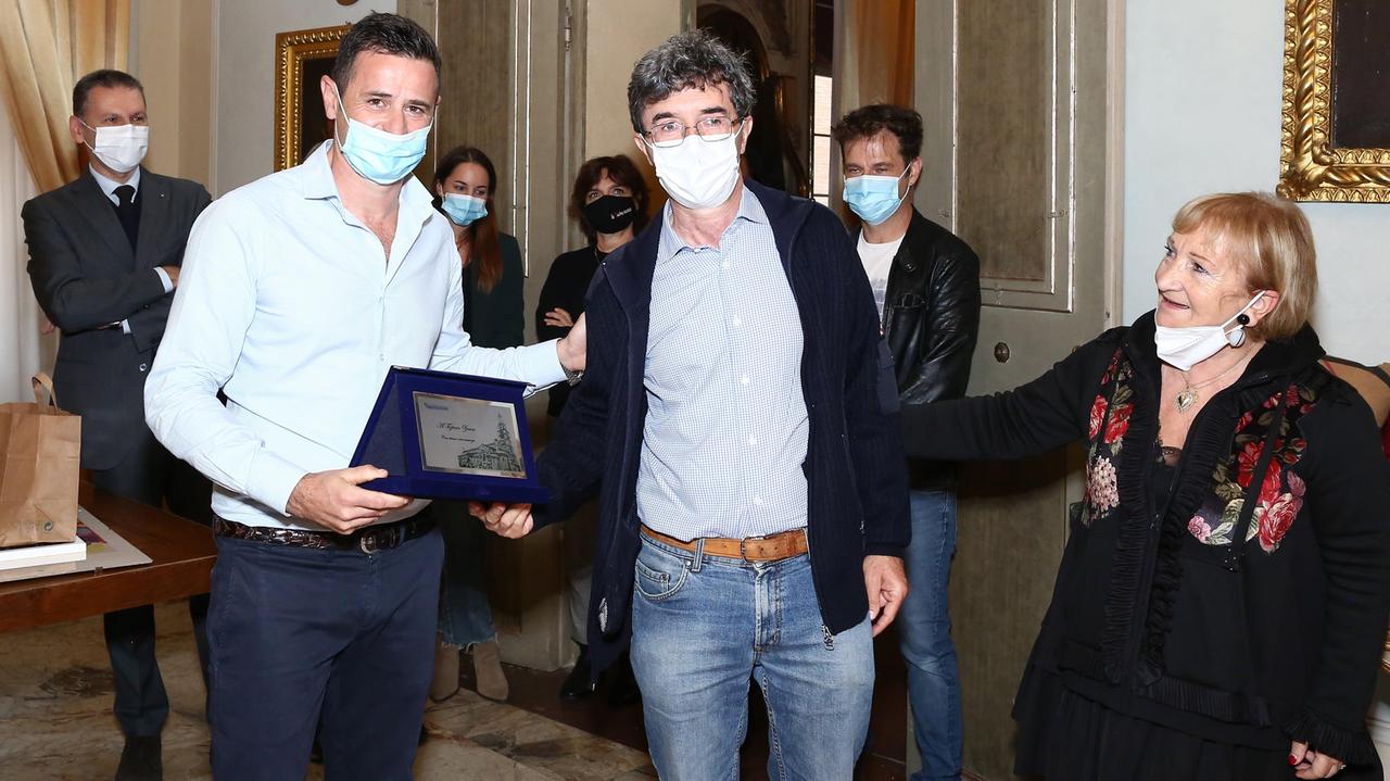 Un momento della premiazione per "Stuzzicagente 2021"