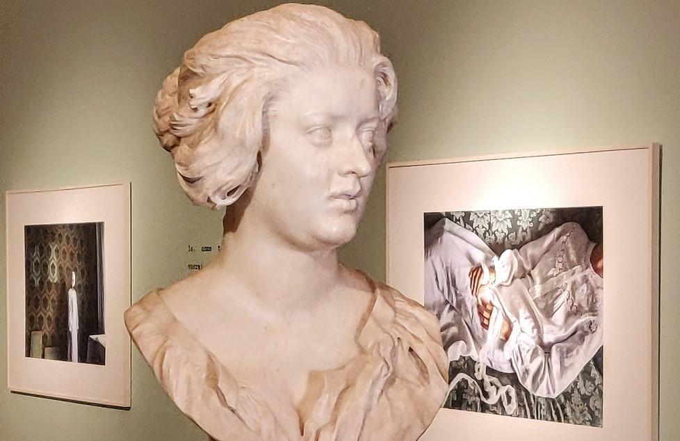 «Lo sfregio» indelebile: le vittime e il carnefice in un’unica mostra 