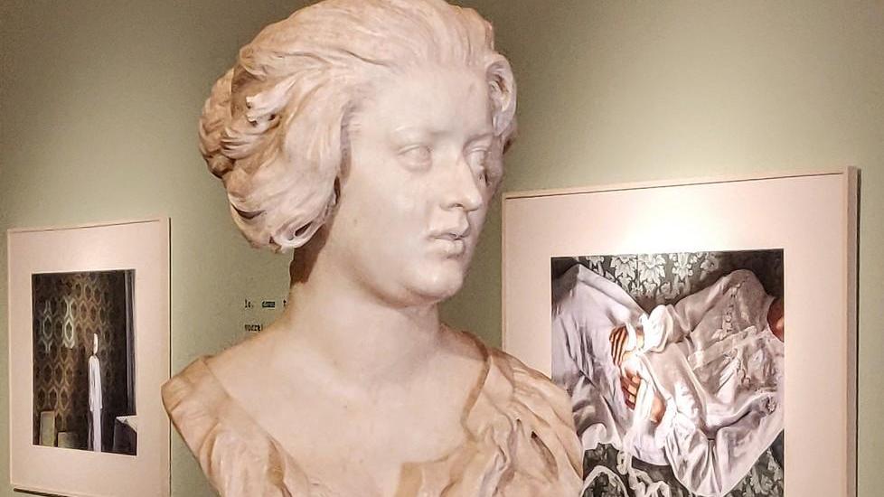 «Lo sfregio» indelebile: le vittime e il carnefice in un’unica mostra