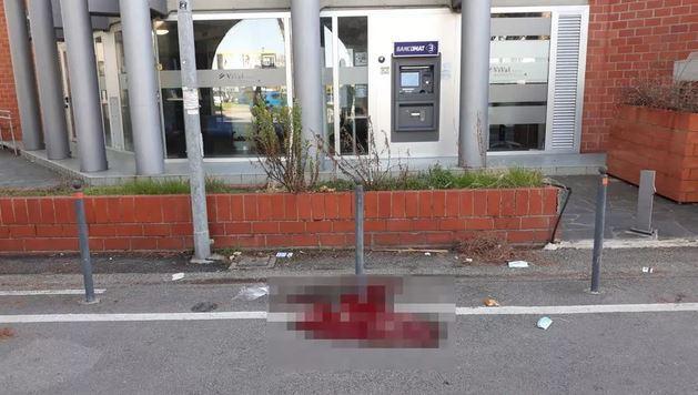 Il luogo dell'aggressione con la chiazza di sangue della vittima in via di Pratale
