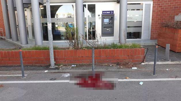 Il luogo dell'aggressione con la chiazza di sangue della vittima in via di Pratale