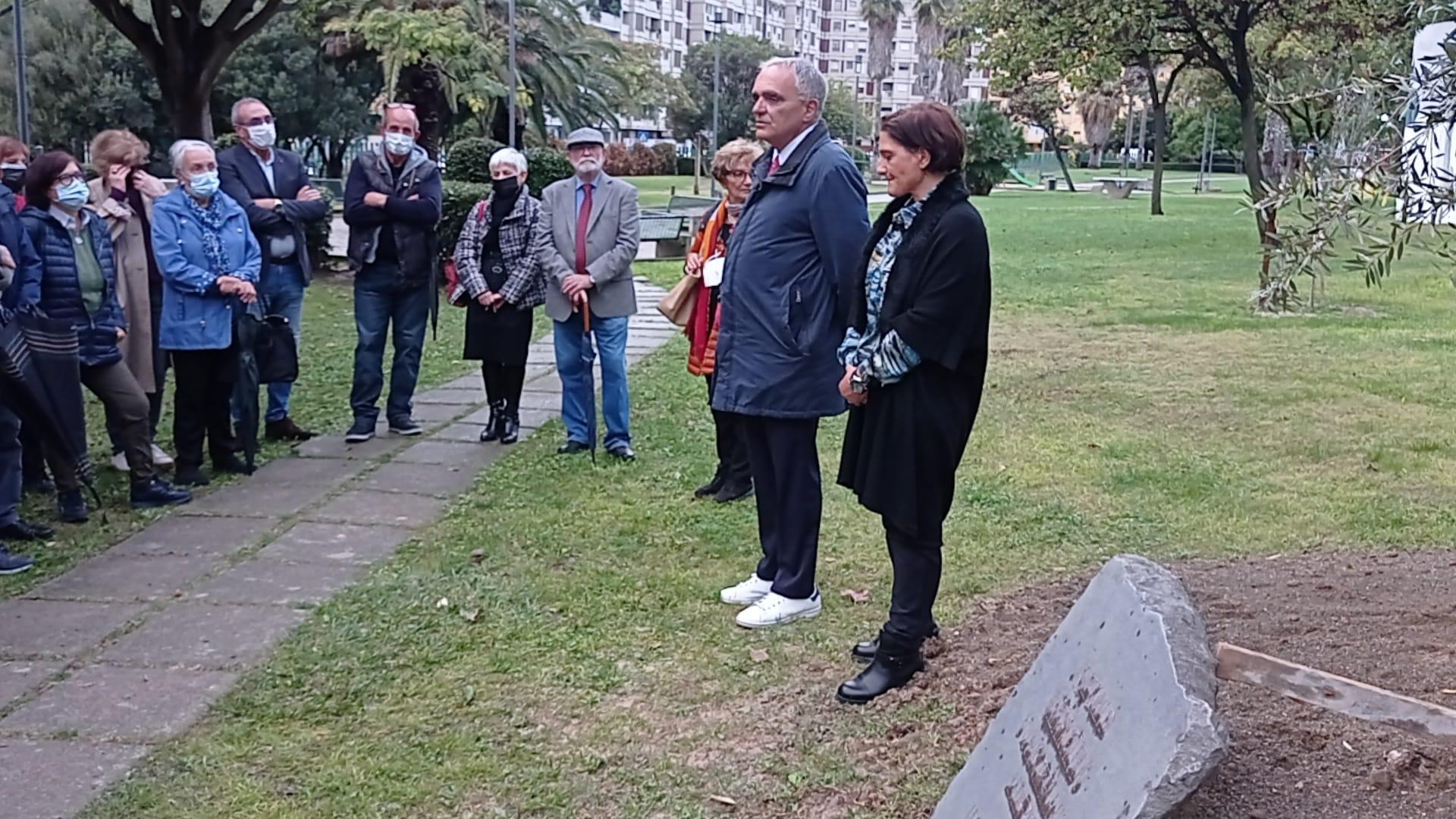 Il sindaco Graziano Milia davanti alla targa e all'ulivo nel Parco Europa (foto Mario Rosas)