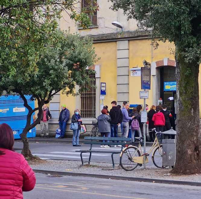 Lunghe file alla biglietteria dei pullman per fare gli abbonamenti elettronici 