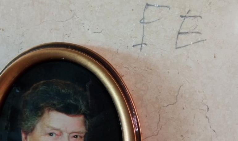 Modena. In tre cimiteri decine di lapidi di donne deturpate da sigle di una mano misteriosa 