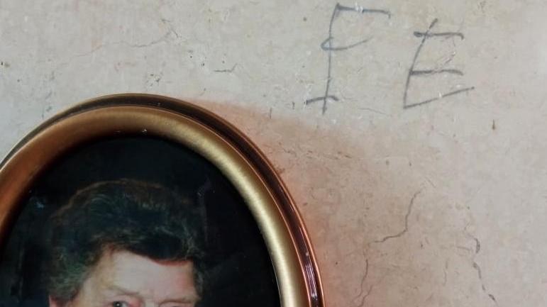 Modena. In tre cimiteri decine di lapidi di donne deturpate da sigle di una mano misteriosa