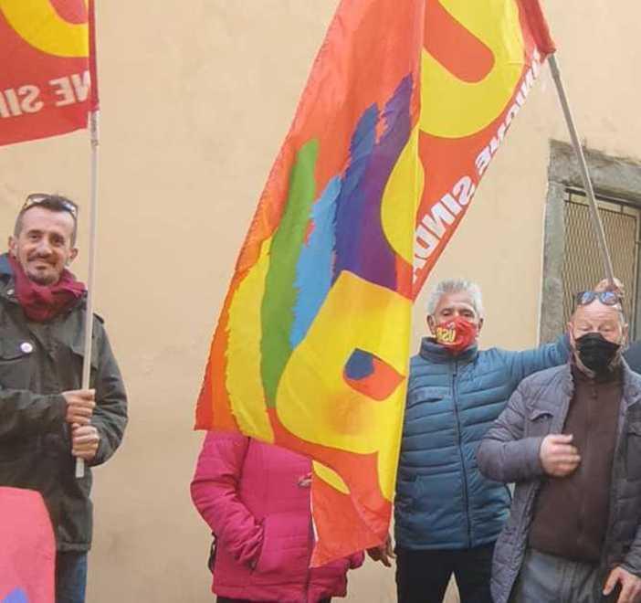 Teatro, protestano i lavoratori Presidio davanti al Comune