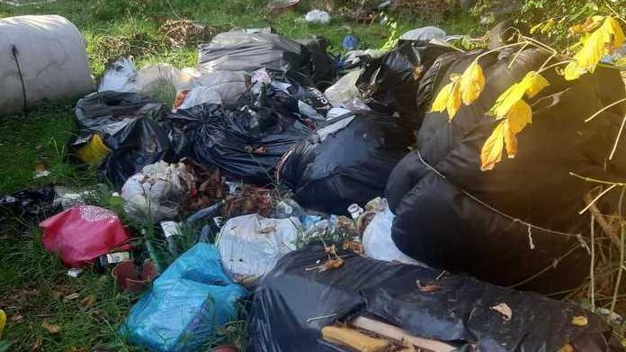 Una discarica alla fine di via del Pelo Fratelli d’Italia chiede la bonifica