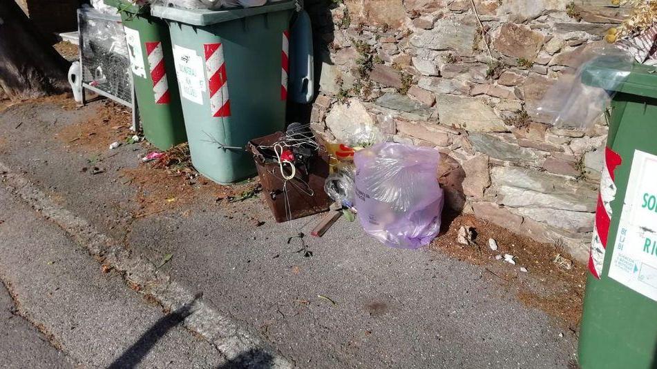 Luogo sacro con un brutto biglietto da visita