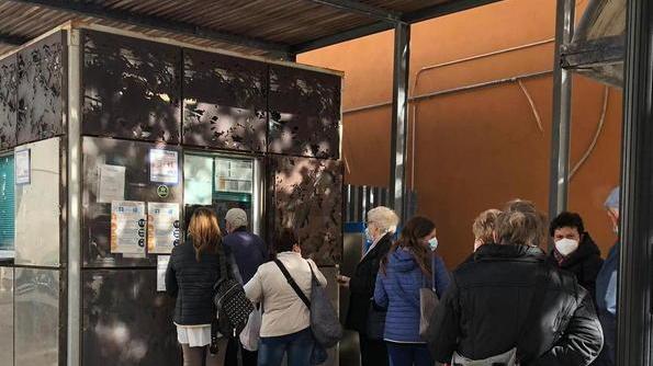 La lunga fila per l’abbonamento del bus