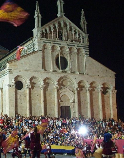 La città del Balestro torna a stregare Tanti i vacanzieri, anche stranieri