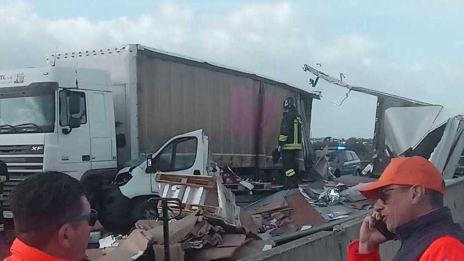 Furgone contro un camion chiusa per ore la Fi-Pi-Li