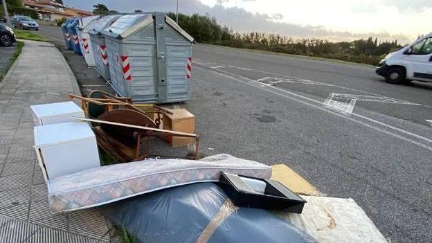Mini discarica improvvisata accanto ai cassonetti