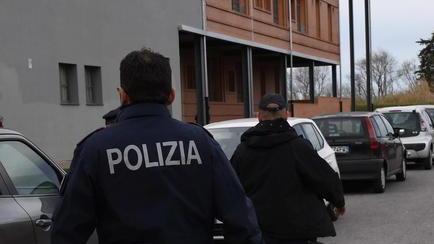 Spaccia agli studenti durante la ricreazione Dosi nascoste negli slip