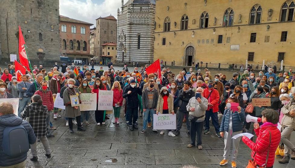 Bolsonaro visita il sacrario blindato mentre in piazza protestano in 200 