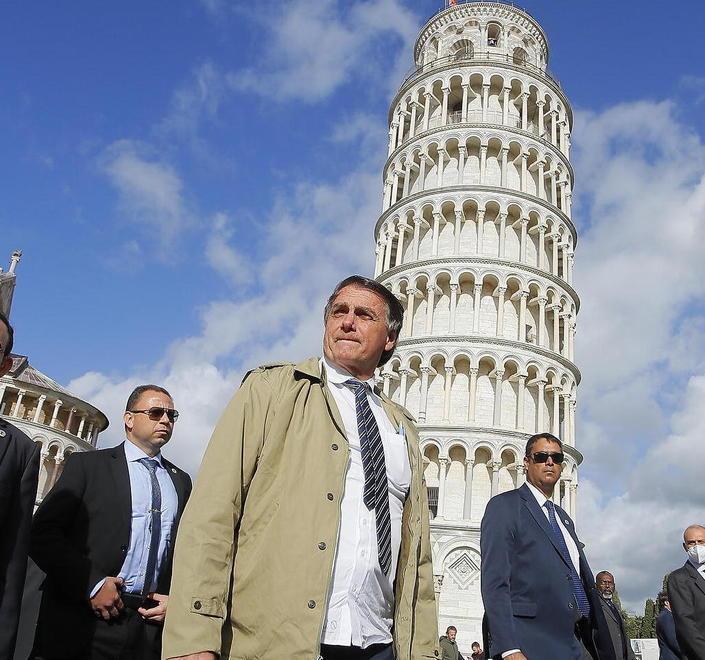 Davanti alla Torre di Pisa «Che bella, così pendente...»