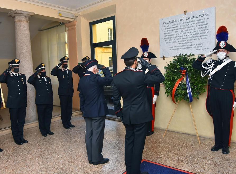 Carabinieri sull’attenti per i defunti dell’Arma