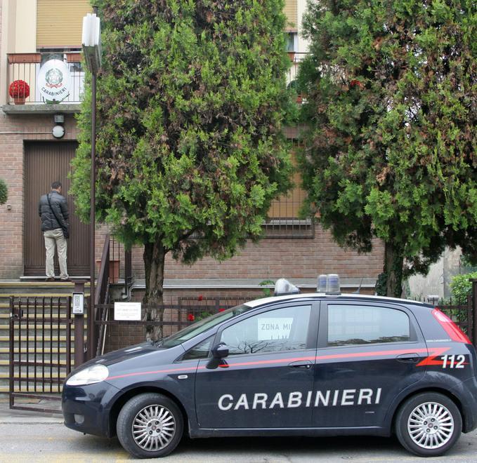Cerca di strangolare la moglie: arrestato 