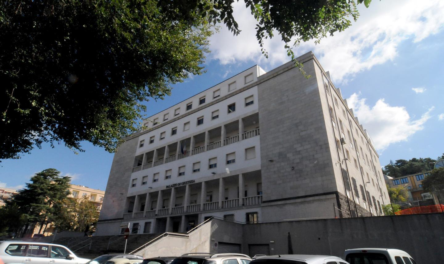 Dodici rinvii a giudizio per furti e ricettazione 