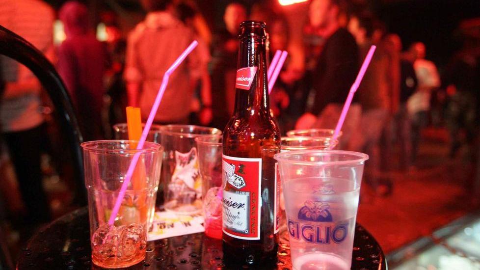 Alcol venduto ai minori, negozi nel mirino: la polizia convoca ragazzi e famiglie
