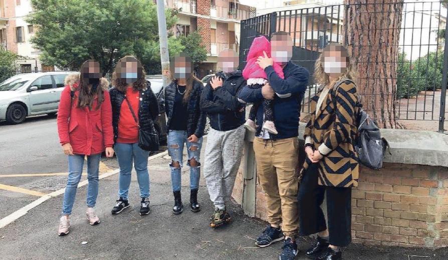 La protesta dei genitori fuori dalla scuola materna di Grosseto
