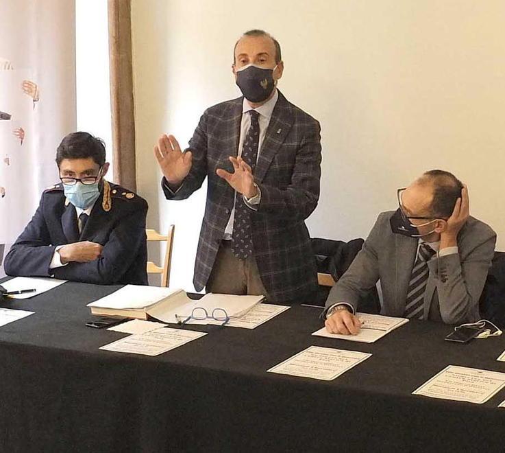 La protesta dei commercianti: «Movida ormai fuori controllo, in piazza Cavalieri non ci sono regole» 