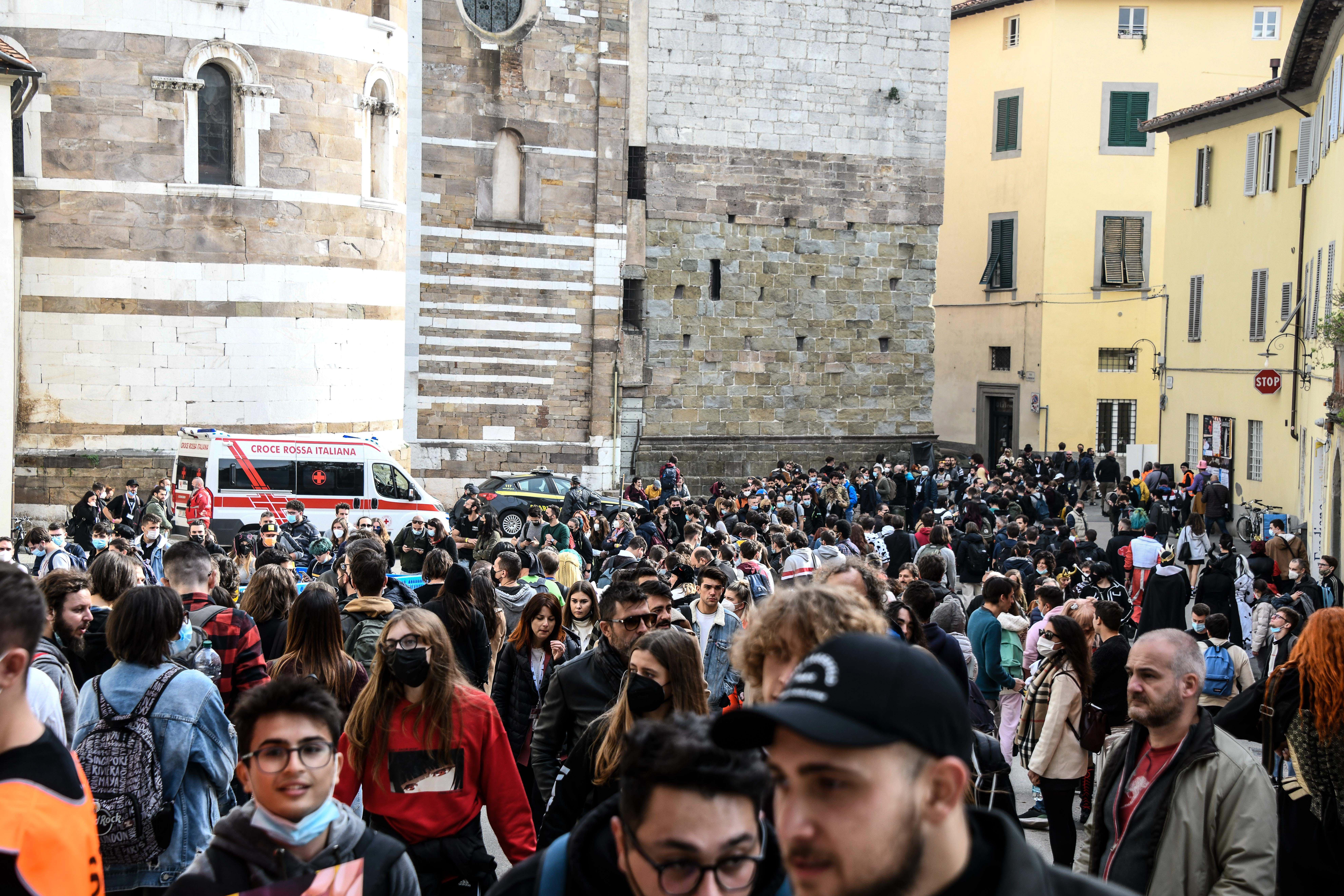 la folla nel centro storico di Lucca nei quattro giorni di Lucca Comics & Games