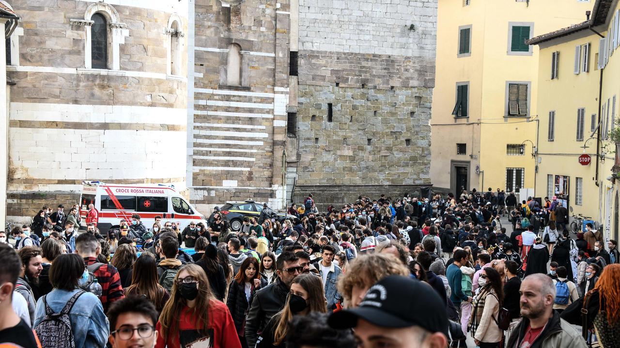 la folla nel centro storico di Lucca nei quattro giorni di Lucca Comics & Games