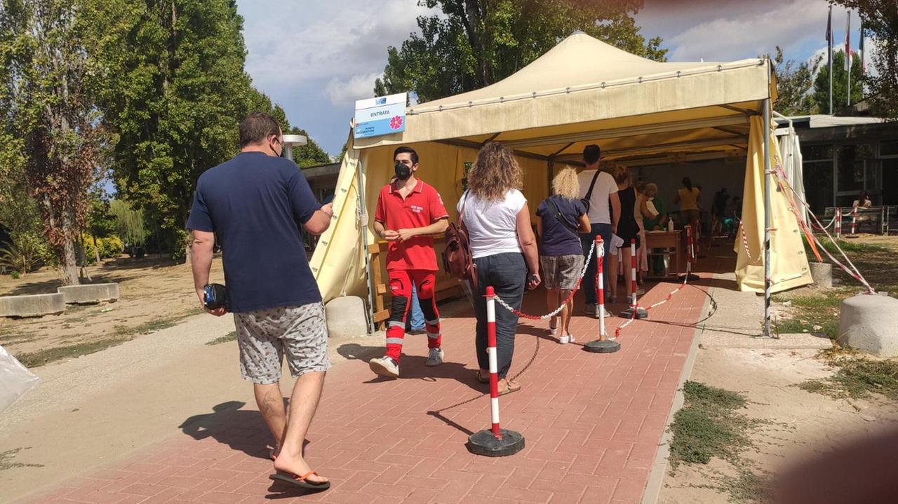 In Versilia terza dose per 1.200 docenti. Quattro insegnati sospesi perché non hanno Green pass
