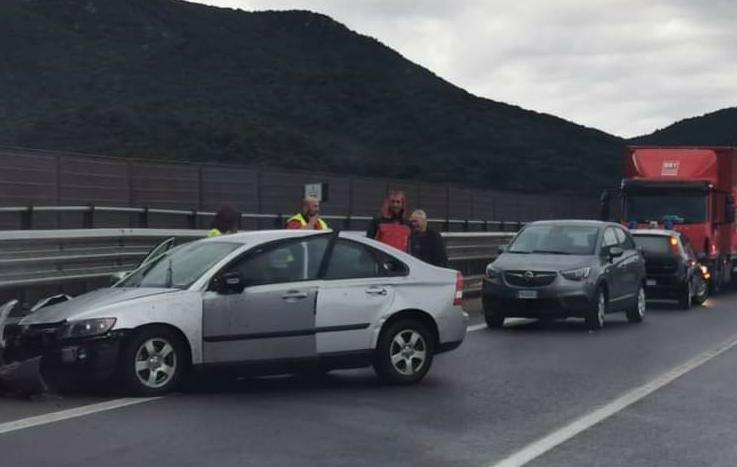 Perde il controllo dell'auto per l'asfalto bagnato e si schianta sul guard rail: ferite due donne sulla nuova 125